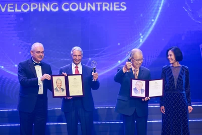 Đồng Chủ tịch Hội đồng sơ khảo, Giáo sư Nguyễn Thục Quyên và Giáo sư Albert Pisano trao cup và chứng nhận đến hai nhà khoa học đạt giải. (Ảnh: THÀNH ĐẠT) 