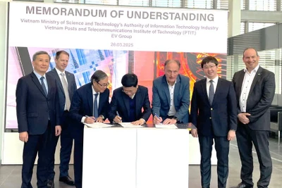 Thứ trưởng Khoa học và Công nghệ Bùi Hoàng Phương và Đoàn công tác chứng kiến lễ ký kết biên bản ghi nhớ giữa các đơn vị.