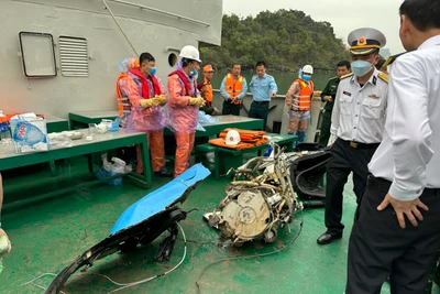 Trục vớt nhiều mảnh vỡ và động cơ máy bay. (Ảnh: Phạm Công)