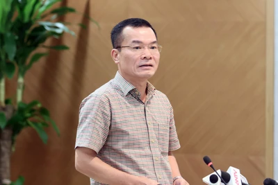 Ông Trần Mạnh Tuấn, Phó Cục trưởng Cục Tần số vô tuyến điện, Bộ Thông tin và Truyền thông tại họp báo.