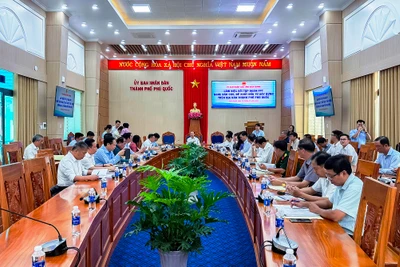 Lãnh đạo tỉnh Kiên Giang và lãnh đạo Tập đoàn FPT làm việc.