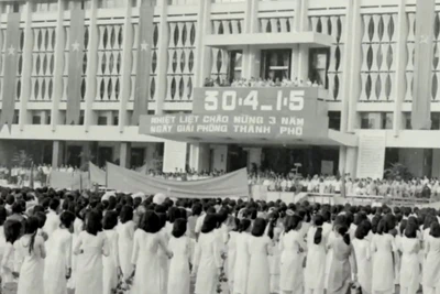 Buổi mít tinh kỷ niệm ngày đất nước hoàn toàn giải phóng. (Ảnh: Viện Phim Việt Nam)