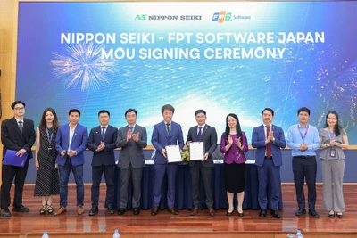 Lãnh đạo cấp cao của FPT Software và Nippon Seiki ký thỏa thuận hợp tác.