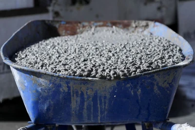 Chiếc xe cút kít chở bê-tông mới đổ chứa carbon dioxide thu được ở San Jose, California, Mỹ, ngày 1/2. Ảnh: Reuters