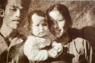 Đồng chí Hoàng Minh Đạo và vợ Hoàng Minh Phụng cùng con gái Minh Vân tại chiến khu Việt Bắc, Đại Từ, Thái Nguyên, năm 1947. Ảnh tư liệu