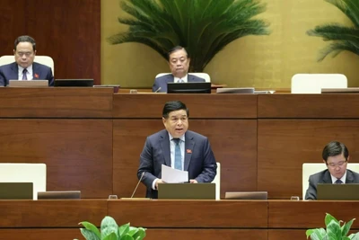 Phó Thủ tướng Nguyễn Chí Dũng phát biểu giải trình, làm rõ một số vấn đề đại biểu nêu. (Ảnh: NHẬT BẮC)