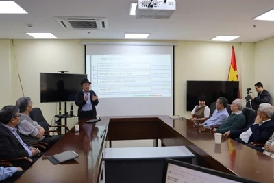 Các chuyên gia trình bày chuỗi bài giảng đại chúng về Khởi đầu lý thuyết lượng tử. (Ảnh: BÍCH LIÊN)