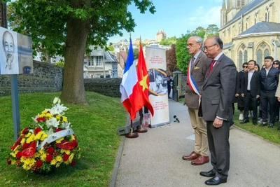 Tham dự Lễ kỷ niệm có cán bộ, nhân viên các cơ quan đại diện Việt Nam tại Pháp và đại diện chính quyền thành phố Sainte-Adresse tại địa điểm đặt Biển kỷ niệm mang tên Chủ tịch Hồ Chí Minh.