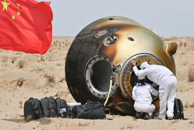 Mô-đun trở về Trái Đất của tàu vũ trụ Thần Châu 19 hạ cánh an toàn xuống bãi đáp Đông Phong. (Ảnh: Tân Hoa xã)