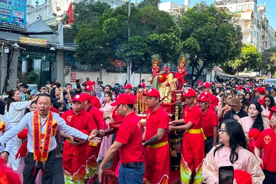 Cung nghinh tượng Quan Thánh Đế Quân diễu hành trên đường phố ở quận 5 (ảnh: HOÀNG LIÊM)