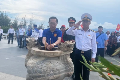 Đồng chí Huỳnh Thành Đạt, Ủy viên Trung ương Đảng, Phó Trưởng Ban Tuyên giáo và Dân vận Trung ương dâng hương tại khu tưởng niệm.