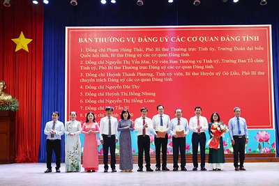 Lãnh đạo tỉnh Tây Ninh trao quyết định bổ nhiệm cán bộ.