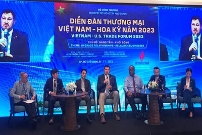 Các diễn giả tham gia một phiên tọa đàm tại diễn đàn.