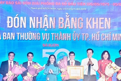 Ban Biên tập Báo Sài Gòn Giải Phóng đón nhận các phần thưởng nhân kỷ niệm 50 năm Ngày Xuất bản số đầu (5/5/1975-5/5/2025). 