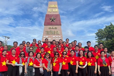 Đoàn công tác Ban Tuyên giáo và Dân vận Trung ương chụp ảnh lưu niệm tại đảo Trường Sa Lớn.