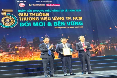 Đồng chí Phan Văn Mãi (bên trái) trao giải thưởng cho Công ty cổ phần Sữa Việt Nam (Vinamilk).