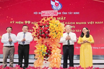 Phó Bí thư Thường trực Tỉnh ủy Tây Ninh Phạm Hùng Thái (thứ hai từ trái sang) tặng hoa chúc mừng đội ngũ báo chí tỉnh Tây Ninh tại buổi họp mặt kỷ niệm Ngày Báo chí cách mạng Việt Nam 21/6/2024.