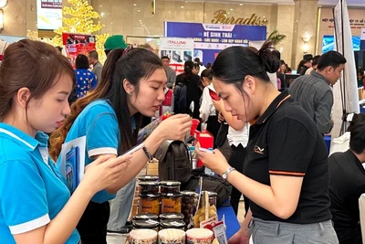 Người tiêu dùng, khách tham quan tìm hiểu những sản phẩm hàng hóa được trưng bày tại chương trình