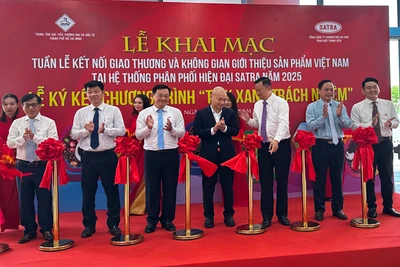 Các đại biểu thực hiện nghi thức khai mạc chương trình.