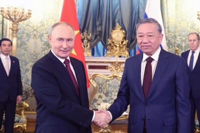 Tổng Bí thư Tô Lâm hội đàm hẹp với Tổng thống Nga Vladimir Putin. (Ảnh: TTXVN)
