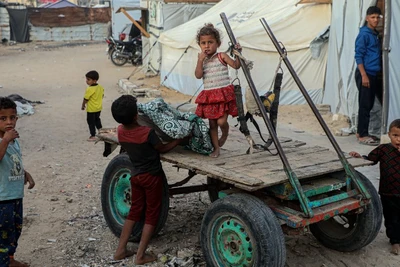 Trẻ nhỏ sống tại một trại tị nạn ở Dải Gaza. (Ảnh TÂN HOA XÃ)