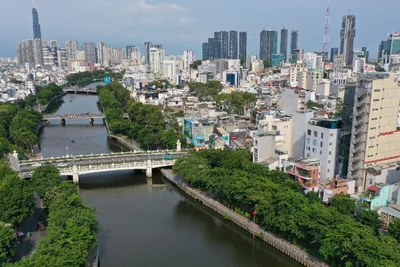 Cảnh quan hai bên bờ kênh Nhiêu Lộc-Thị Nghè được cải tạo trở nên trong lành, xanh mát. (Ảnh THẾ ĐẠI)