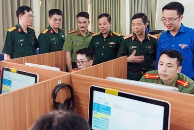 Đại diện Trung ương Đoàn và các đơn vị liên quan tham quan khu vực tranh tài hưởng ứng Cuộc thi Olympic tiếng Anh dành cho cán bộ trẻ năm 2024.