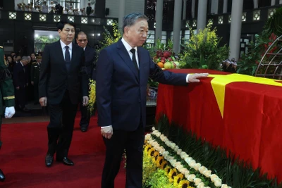 Đoàn Ban Chấp hành Trung ương Đảng do Tổng Bí thư Tô Lâm dẫn đầu vào viếng nguyên Chủ tịch nước Trần Đức Lương. (Ảnh: TTXVN)