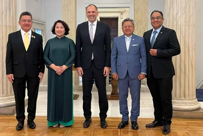 Đại sứ Phạm Thị Thu Hương và Đại sứ một số nước ASEAN tại Hy Lạp làm việc với Bộ trưởng Ngoại giao Hy Lạp Giorgos Gerapetritis. (Ảnh: Đại sứ quán Việt Nam tại Hy Lạp)