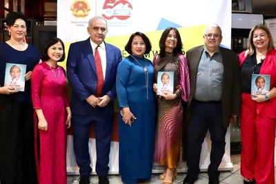 Đại sứ Phạm Thị Thu Hương (đứng giữa) cùng các đại biểu, bạn bè Hy Lạp trong buổi giới thiệu, ra mắt cuốn sách “Tiểu sử Hồ Chí Minh” bằng tiếng Hy Lạp. (Ảnh: Đại sứ quán Việt Nam tại Hy Lạp)