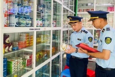 Lực lượng quản lý thị trường tỉnh Thanh Hóa rà soát sản phẩm thuốc, thực phẩm dinh dưỡng, thực phẩm bảo vệ sức khỏe. (Ảnh LƯU QUYÊN)