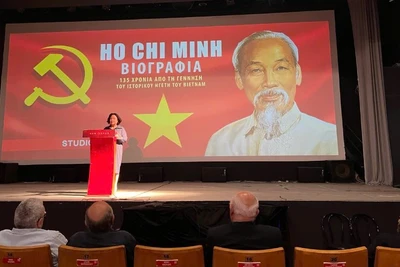 Đại sứ Việt Nam tại Hy Lạp Phạm Thị Thu Hương phát biểu tại buổi chiếu phim đặc biệt về Chủ tịch Hồ Chí Minh. (Ảnh: Đại sứ quán Việt Nam tại Hy Lạp)