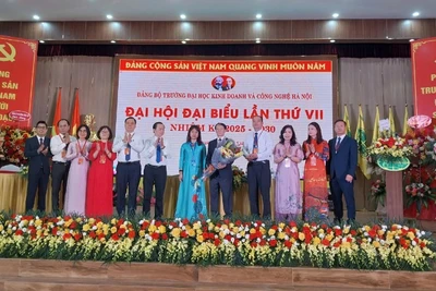 Phó Bí thư Đảng ủy Khối các trường đại học, cao đẳng Hà Nội Nguyễn Vũ Bích Hiền tặng hoa chúc mừng Ban Chấp hành Đảng bộ Trường đại học Kinh doanh và Công nghệ Hà Nội khóa VII.