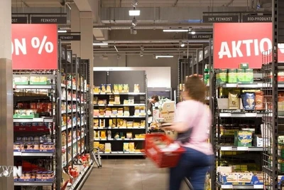 Người dân mua sắm tại siêu thị ở Berlin, Đức. (Ảnh: THX/TTXVN)