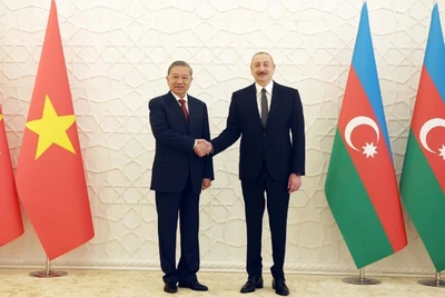 Tổng Bí thư Tô Lâm và Tổng thống Azerbaijan Ilham Aliyev chụp ảnh chung. (Ảnh: Thống Nhất/TTXVN)