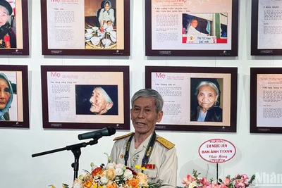 Đại tá, nhà báo, nghệ sĩ nhiếp ảnh Trần Hồng phát biểu khai mạc triển lãm.