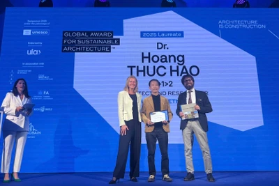 Kiến trúc sư Hoàng Thúc Hào (đứng giữa) nhận Giải thưởng Kiến trúc bền vững toàn cầu 2025. (Ảnh: Hội Kiến trúc sư Việt Nam)