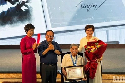 Với những ca khúc thiếu nhi đi vào trái tim nhiều thế hệ, nhạc sĩ Phạm Tuyên được vinh danh là Hiệp sĩ Dế Mèn.