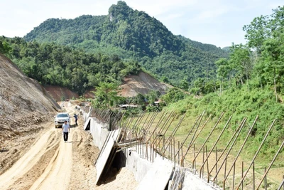 Tuyến giao thông kết nối trung tâm các xã vùng lòng hồ Thủy điện bản Vẽ Nhôn Mai, Mai Sơn đến trung tâm huyện Tương Dương.