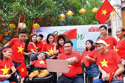 Các đại biểu thanh niên khuyết tật trao đổi về kỹ năng truyền thông trên các nền tảng số.