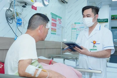 Nhân viên y tế Bệnh viện Bạch Mai sử dụng bệnh án điện tử trong quá trình thăm khám cho bệnh nhân.