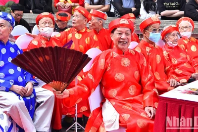 Người cao tuổi dự lễ hội chùa Láng, quận Đống Đa, Hà Nội vào tháng 4/2023. (Ảnh: THỦY NGUYÊN) 