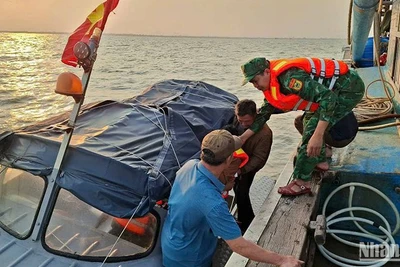 Bộ đội Biên phòng tiếp cận, cứu hộ ngư dân bị tai nạn.