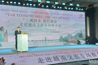 Ông Tưởng Địch Phi - Phó Chủ tịch Ủy ban nhân dân tỉnh Hồ Nam (Trung Quốc) phát biểu tại chương trình. (Ảnh: ANH TUẤN)