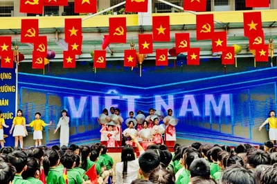 Sân trường Tiểu học Việt Nam-Cuba ngập sắc cờ đỏ sao vàng. (Ảnh: HNV)