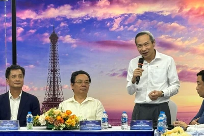 Ông Phan Đức Hiếu, Ủy viên Ủy ban Kinh tế và tài chính của Quốc hội chia sẻ tại một sự kiện liên quan về chứng chỉ nghề môi giới vừa mới đây tại Hà Nội. (Ảnh: HNV)