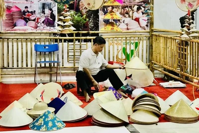 Nghệ nhân nghề nón là truyền thống trình diễn nghề trong một Hội chợ làng nghề. (Ảnh: HNV)