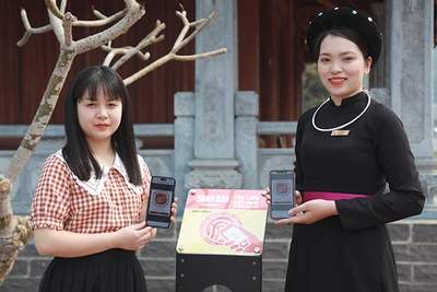 Du khách thích thú khi được trải nghiệm check-in tại bảng gắn chip NFC.