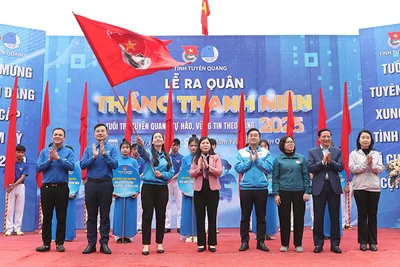 Các đại biểu thực hiện nghi thức ra quân Tháng Thanh niên năm 2025.