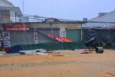 Mưa lớn kèm dông khiến nhiều nhà dân ở huyện Hàm Yên bị tốc mái.